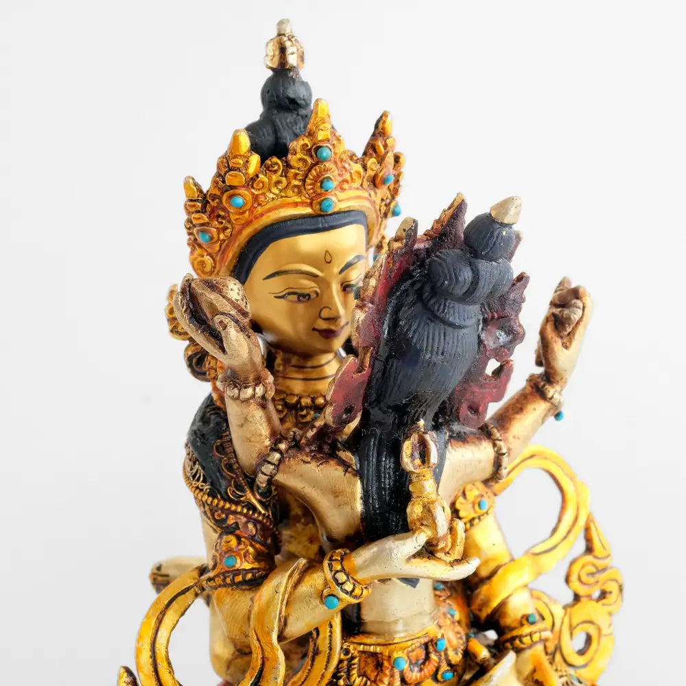 Vajrasattva sieht seine Gefährtin an. Vergoldete buddhistische Statue mit Filigran verziert.