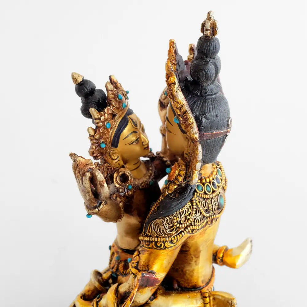 Detailansicht von Vajrasattva und seiner Gefährtin in Yab-Yum Umarmung. Die Gesichter einander zugewandt.