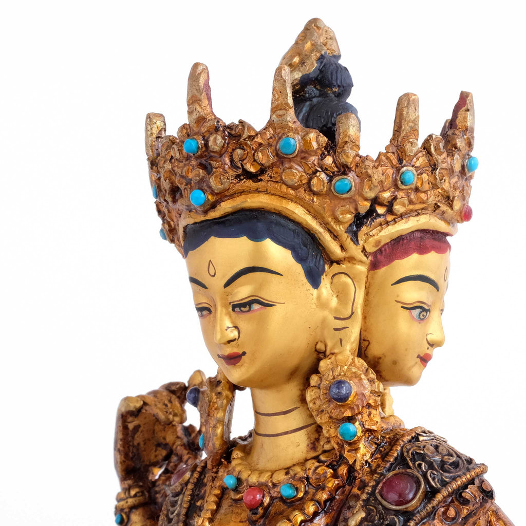 Vasudhara statue, Detailaufnahme von zwei ihrer drei Gesichter. Mit Krone und  vollem Schmuck eines Bodhisattva.