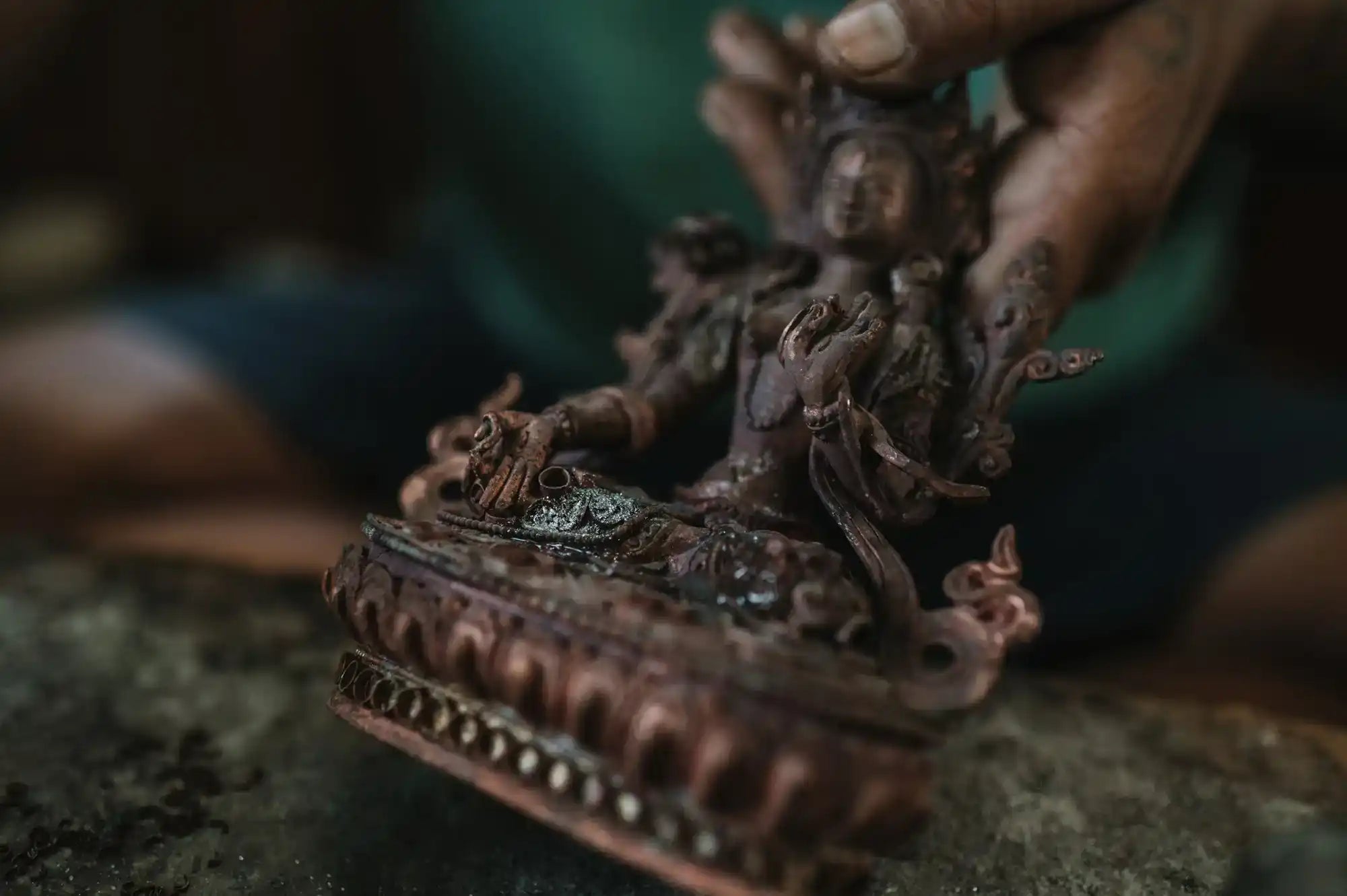 In der Werkstatt, die Steinfassungen sind am Lotussockel angebracht und auch die ersten Filigran Elemente. Foto: Ayla Maagdenberg