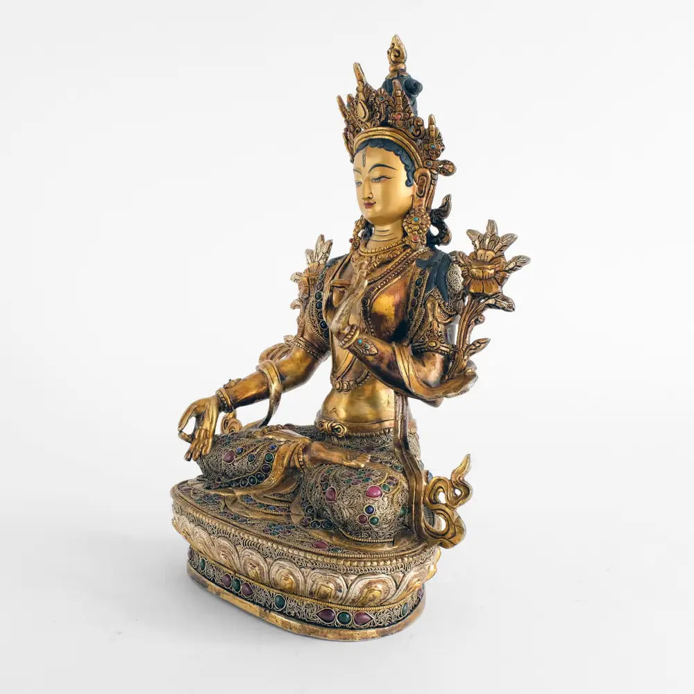 Weiße Tara Statue,  Körper aus Kupfer gegossen, Wachsausschmelzverfahren, verziert mit feiner filigraner Ornamentik, versilbert und vergoldet. 