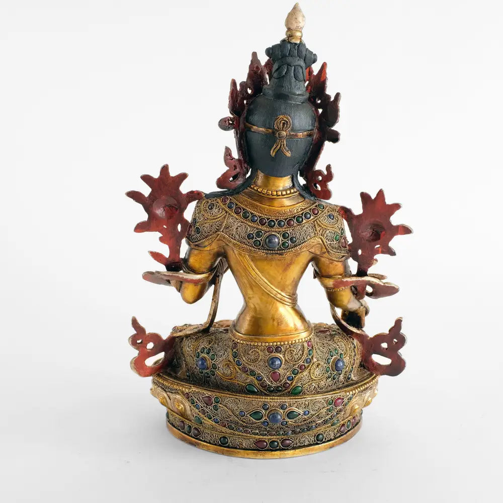 Weiße Tara Statue,  Körper aus Kupfer gegossen, Wachsausschmelzverfahren, verziert mit feiner filigraner Ornamentik, versilbert und vergoldet. Rückseite.