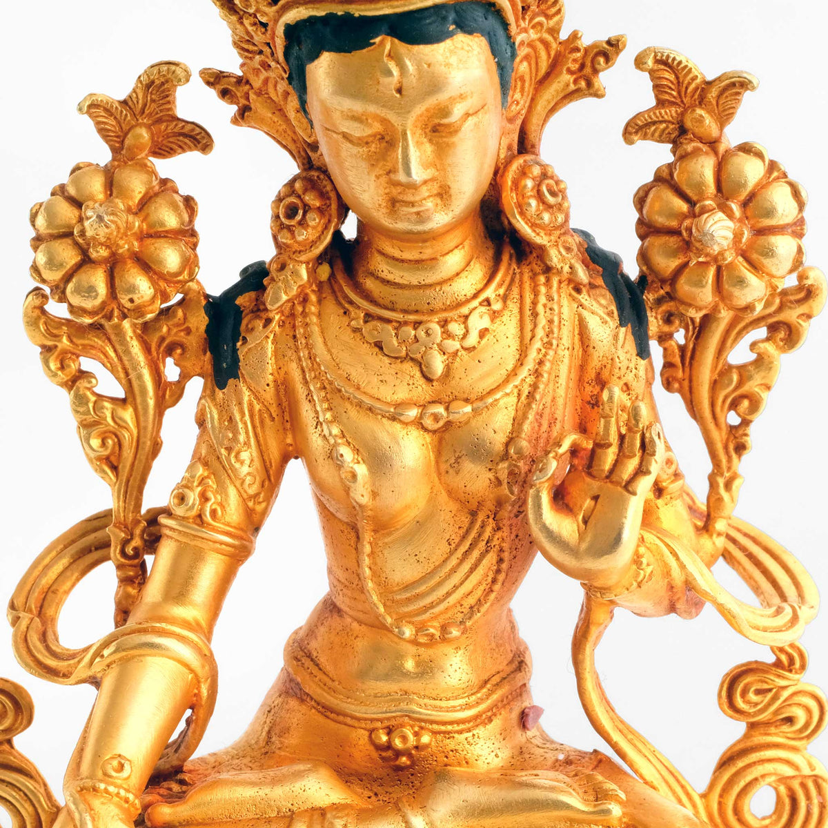 Kleine vergoldete Weiße Tara Statue, detaillierter Kupferguss. Detailaufnahme des Gesichts und des Hand mit 4 der  sieben Augen.
