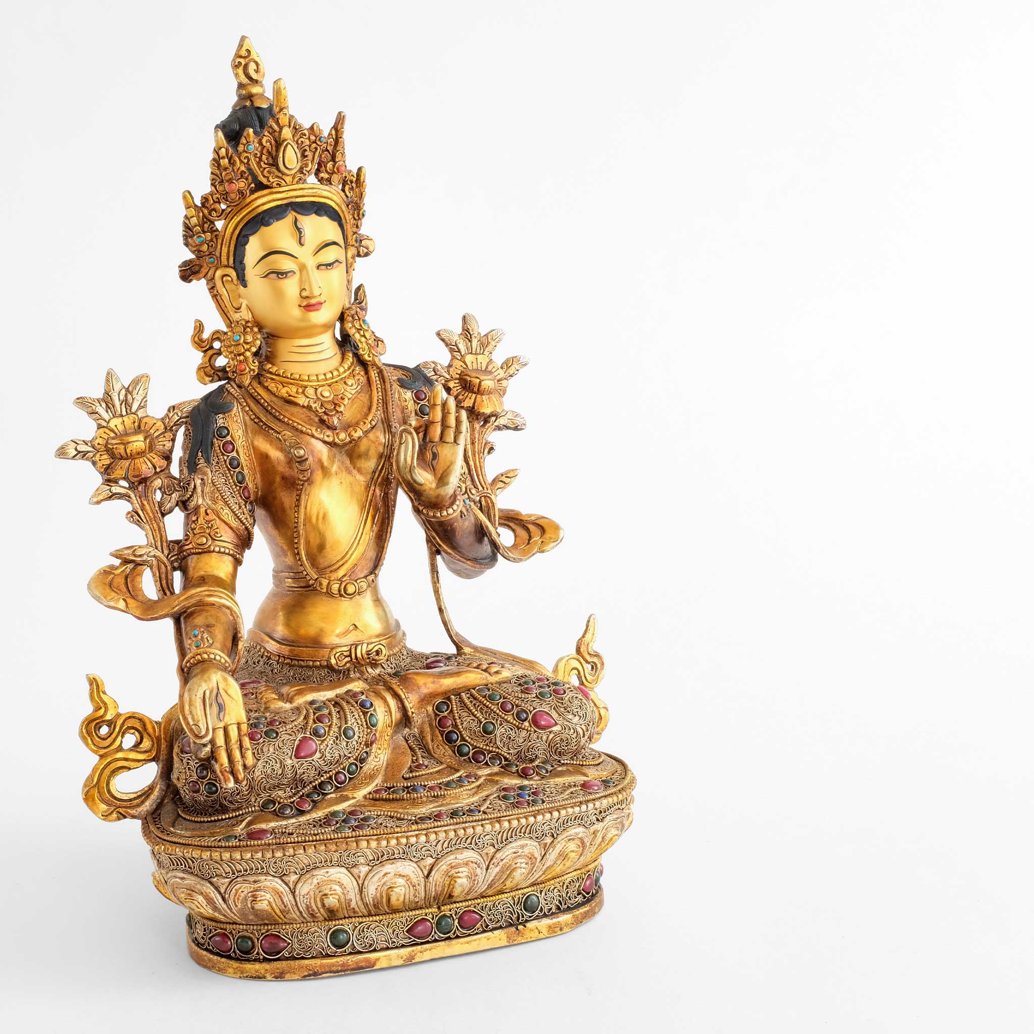 Weiße Tara Statue, leichte Seitenansicht mit feiner Filigran-Ornamentik, versilbert und vergoldet, besetzt mit farbigen Steinen.