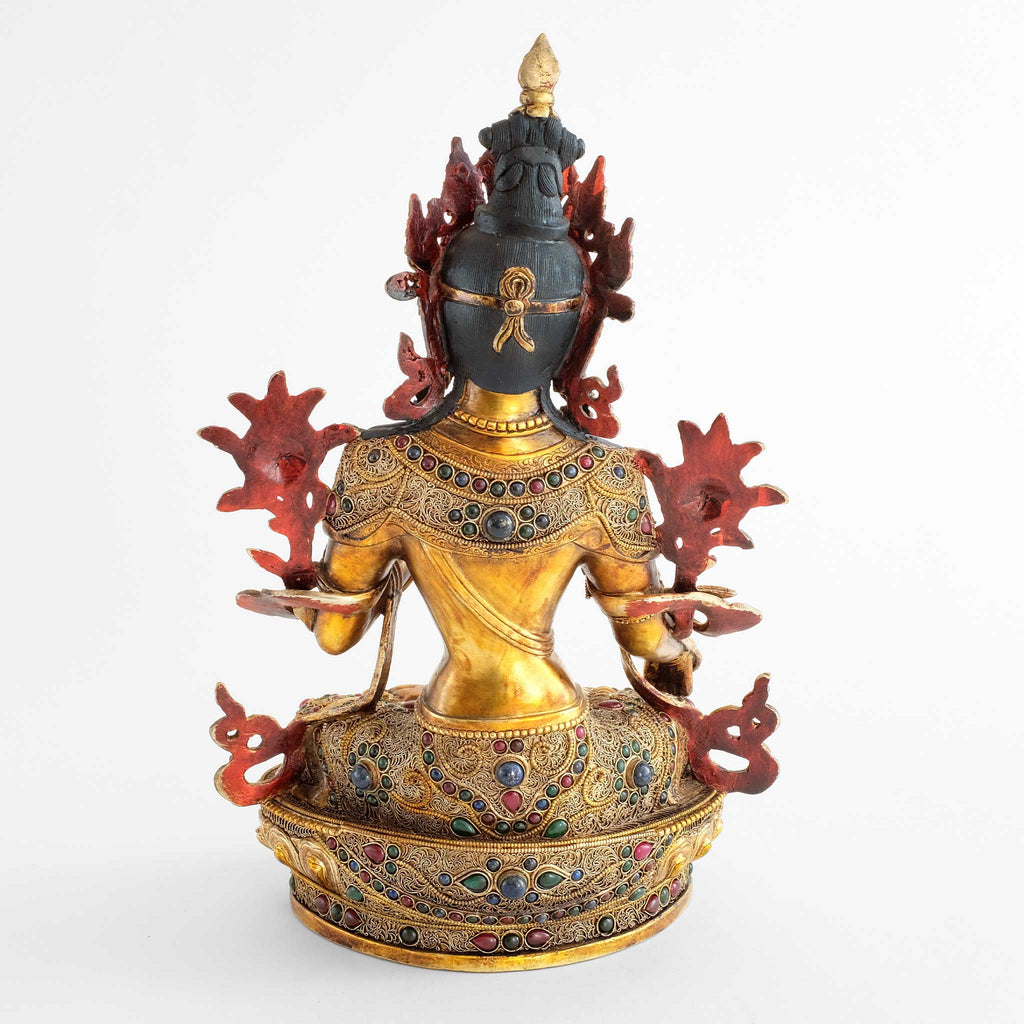 Weiße Tara Statue, Rückseite, die Robe ist verziert mit Filigran und besetzt mit farbigen Steinen. Die Verzierung ist umlaufend ausgeführt.