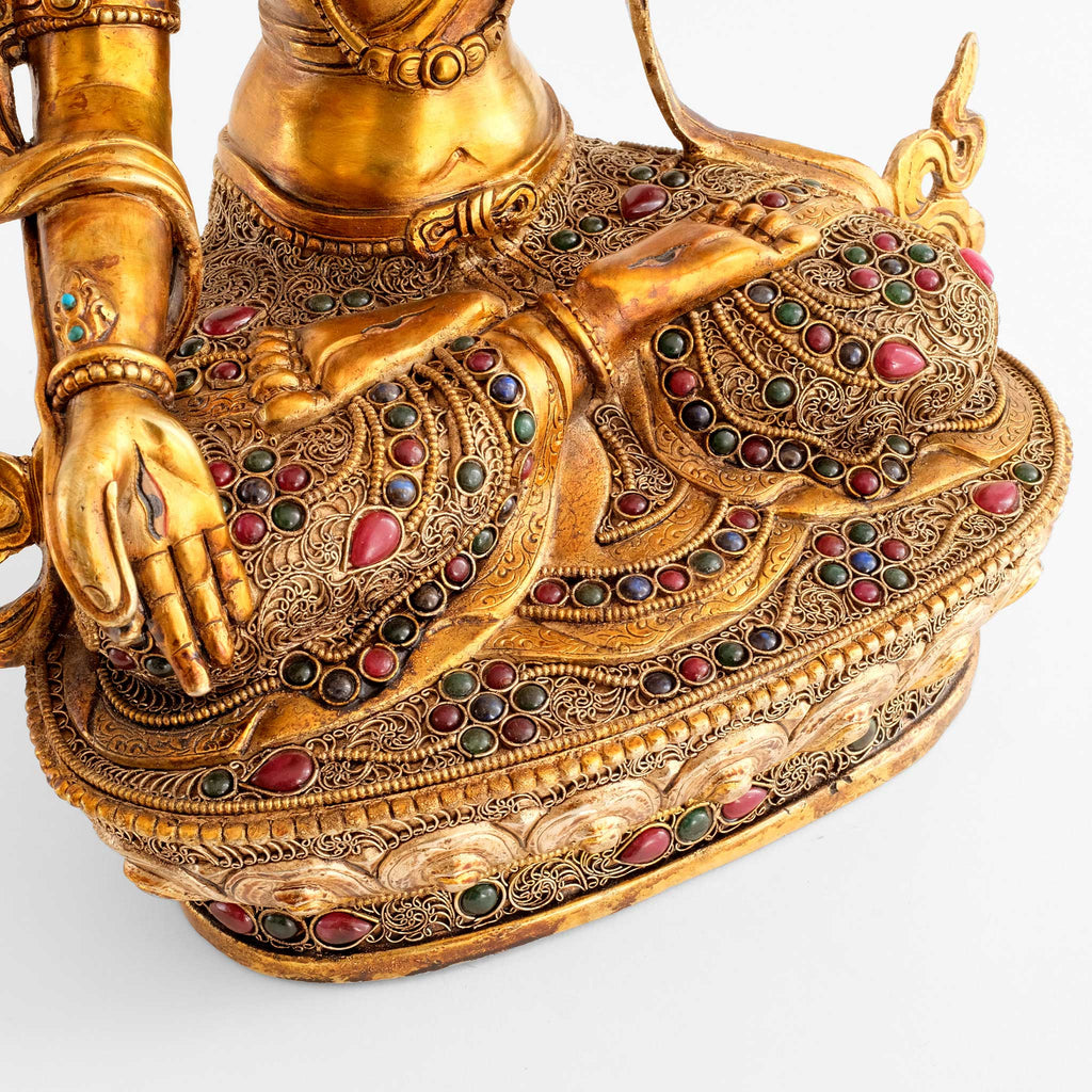 Weiße Tara Statue, ihr Gewand und der Lotus Sockel sind verziert mit feiner Filigran-Ornamentik, versilbert und vergoldet, besetzt mit farbigen Steinen.