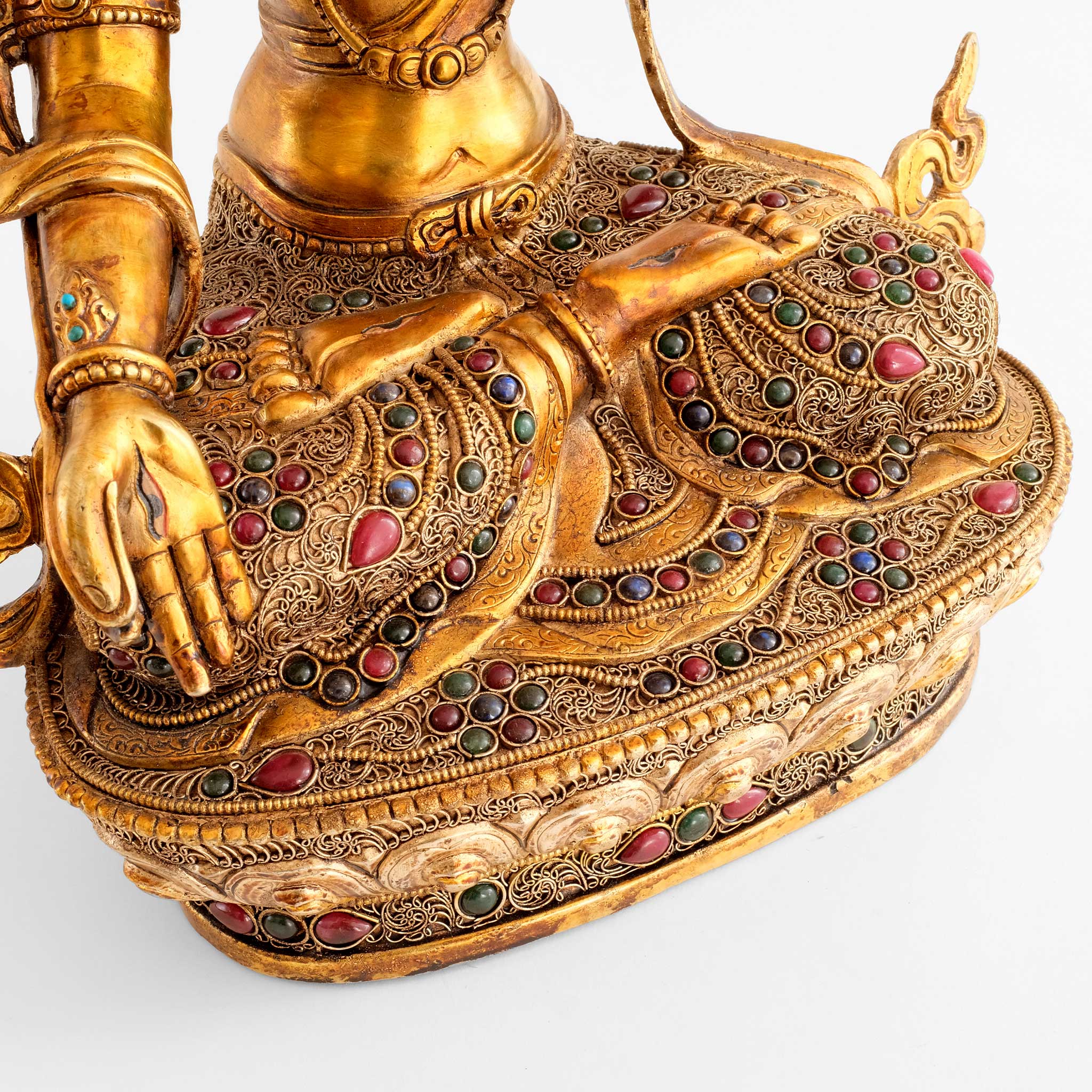 Weiße Tara Statue, ihr Gewand und der Lotus Sockel sind verziert mit feiner Filigran-Ornamentik, versilbert und vergoldet, besetzt mit farbigen Steinen.