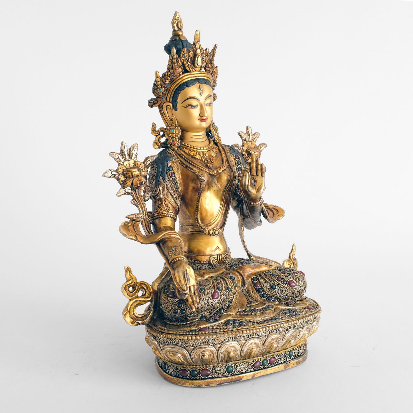 Weiße Tara Statue,  Körper aus Kupfer gegossen, Wachsausschmelzverfahren, verziert mit feiner filigraner Ornamentik, versilbert und vergoldet. 