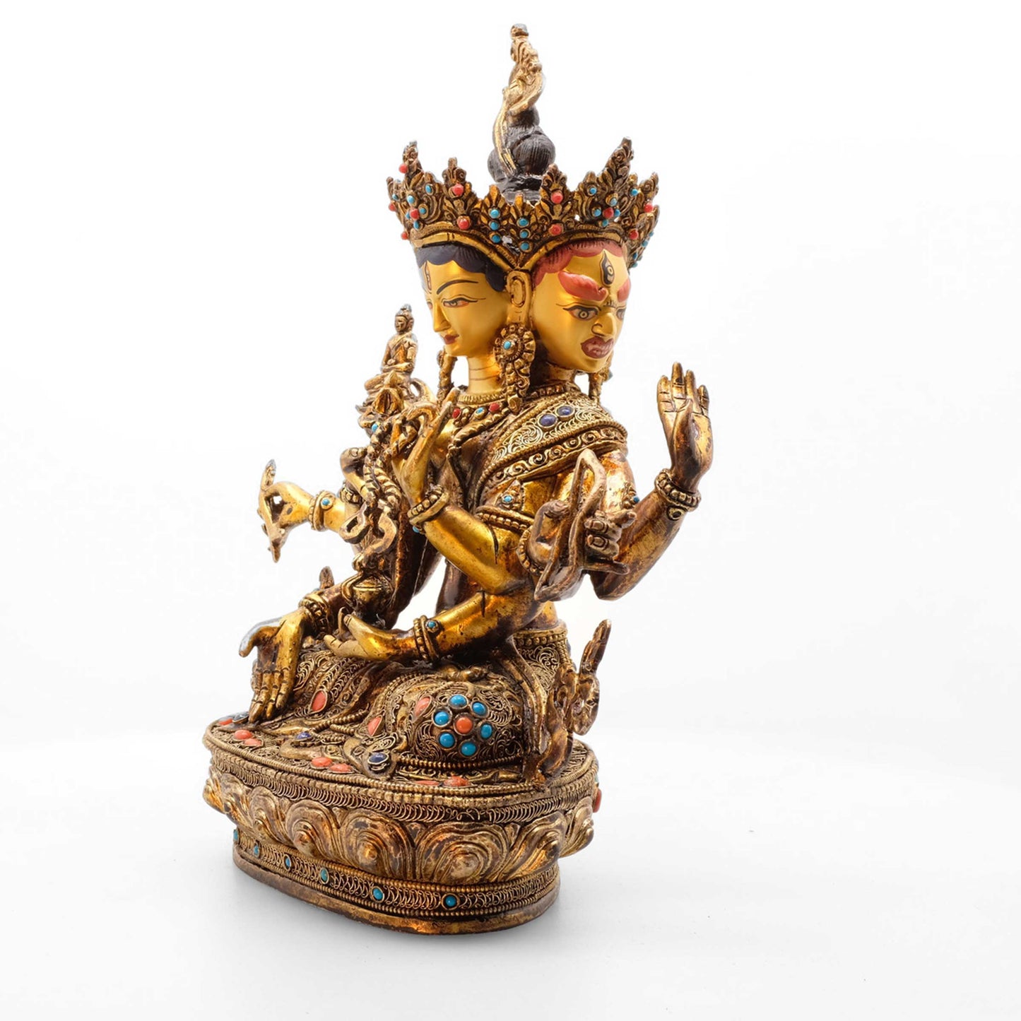 Namgyal Statue, aus Kupfer gegossener Körper, Wachsausschmelztechnik, verziert mit feinem Filigran, versilbert und vergoldet, besetzt mit Türkis, Lapislazuli und Koralle.