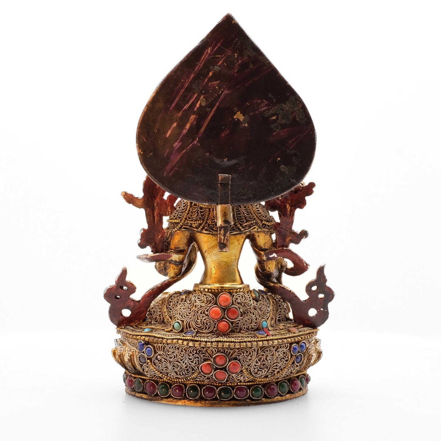 Weiße Tara Statue, aus Kupfer gegossener Körper, Wachsausschmelztechnik, verziert mit feiner Filigran Ornamentik, versilbert und vergoldet, besetzt mit Türkis, Koralle und Lapislazuli. Im Sockel künstliche Steine in Rubinrot und Smaragdgrün. Rückansicht.