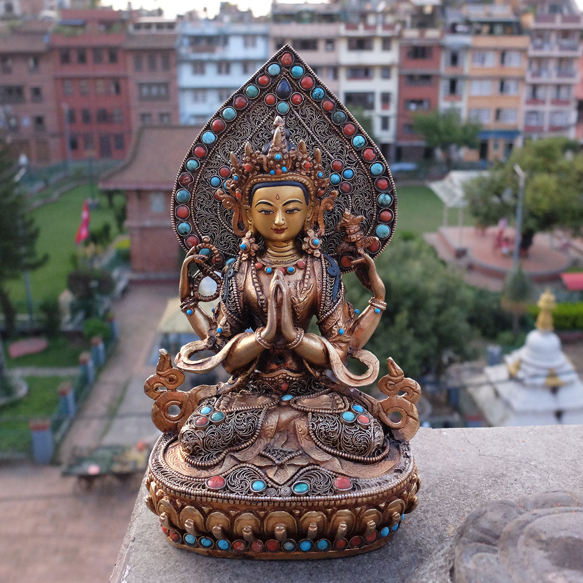 Avalokiteshvara, Chenrezig Figur, aus Kupfer gegossen, mit feinem Filigran verziert, vergoldet und versilbert, mit Türkis, Koralle und Lapislazuli besetzt. In Nagbahal, Patan, Nepal.