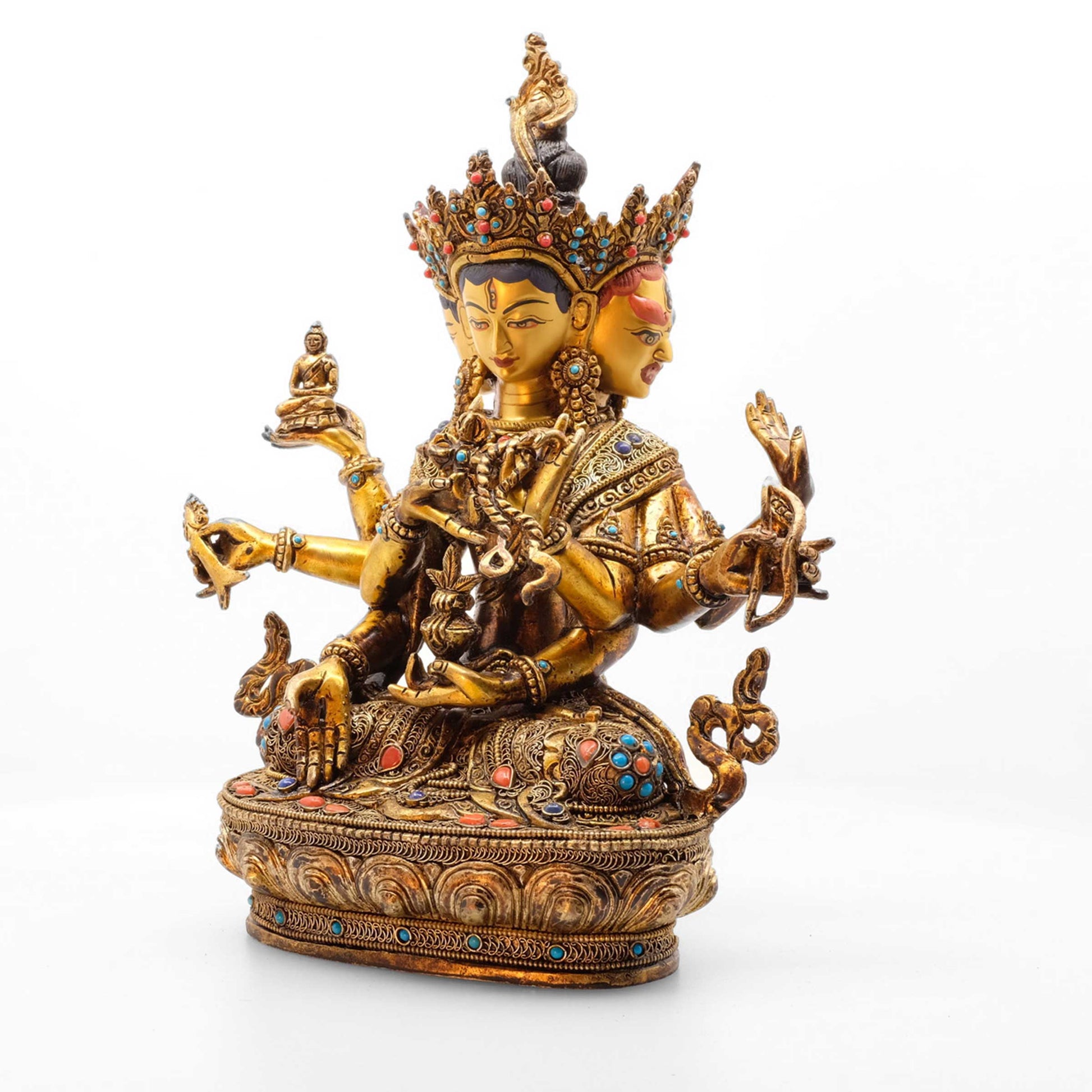 Namgyal Statue, aus Kupfer gegossener Körper, Wachsausschmelztechnik, verziert mit feinem Filigran, versilbert und vergoldet, besetzt mit Türkis, Lapislazuli und Koralle.