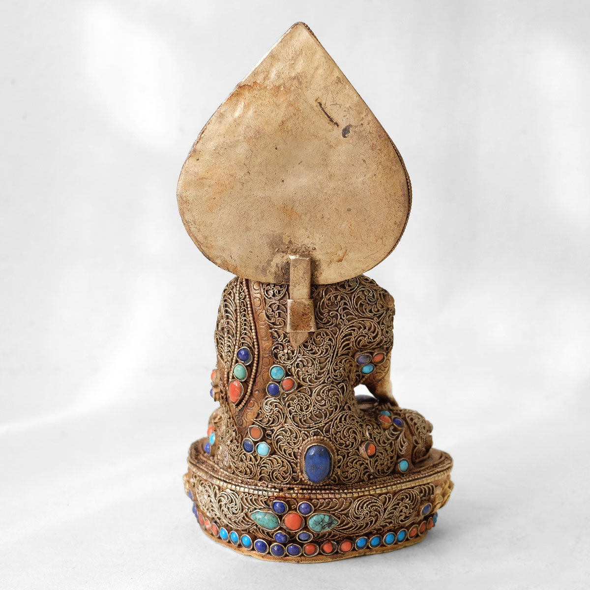 Shakyamuni Buddha Figur, aus Kupfer gegossen, mit feinem Filigran verziert, vergoldet und versilbert, mit Türkis, Koralle und Lapislazuli besetzt. Rückansicht.