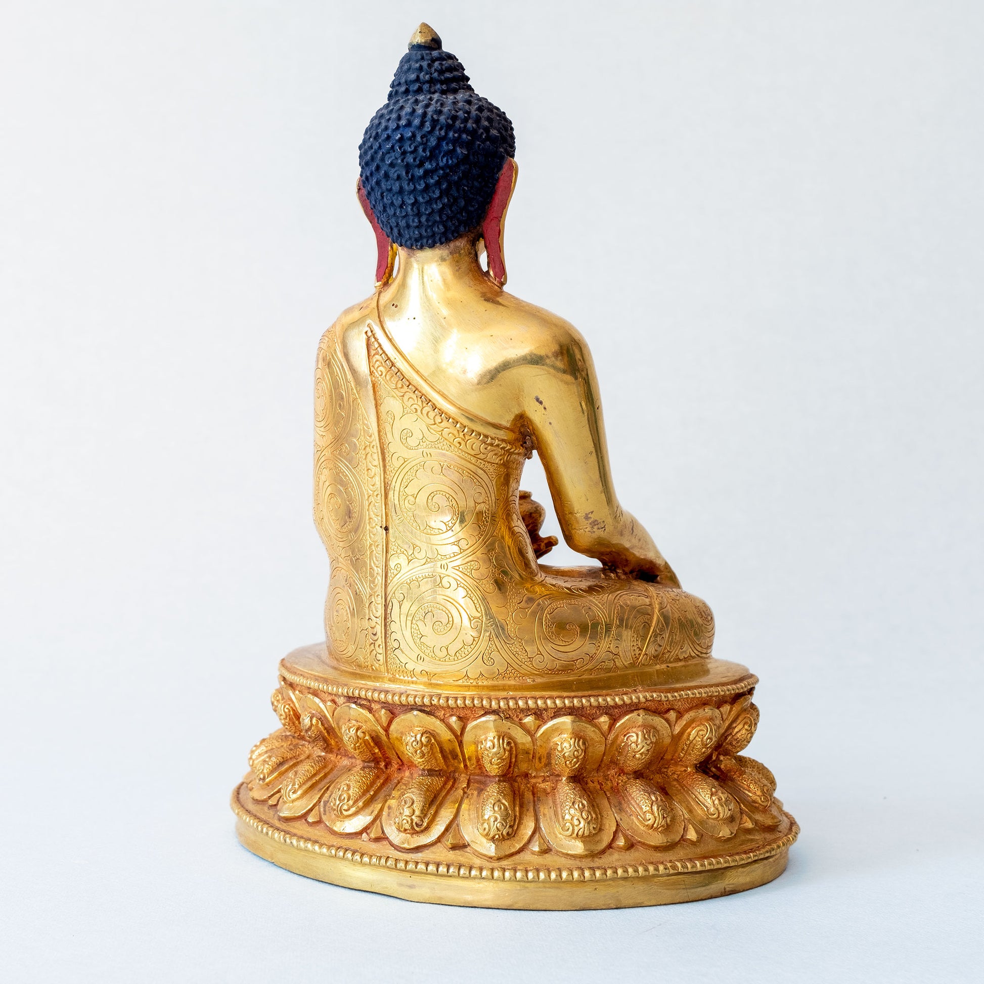 Rückenansicht. Fein ziselierte vergoldete Shakyamuni Buddha Figur. Handgemacht.