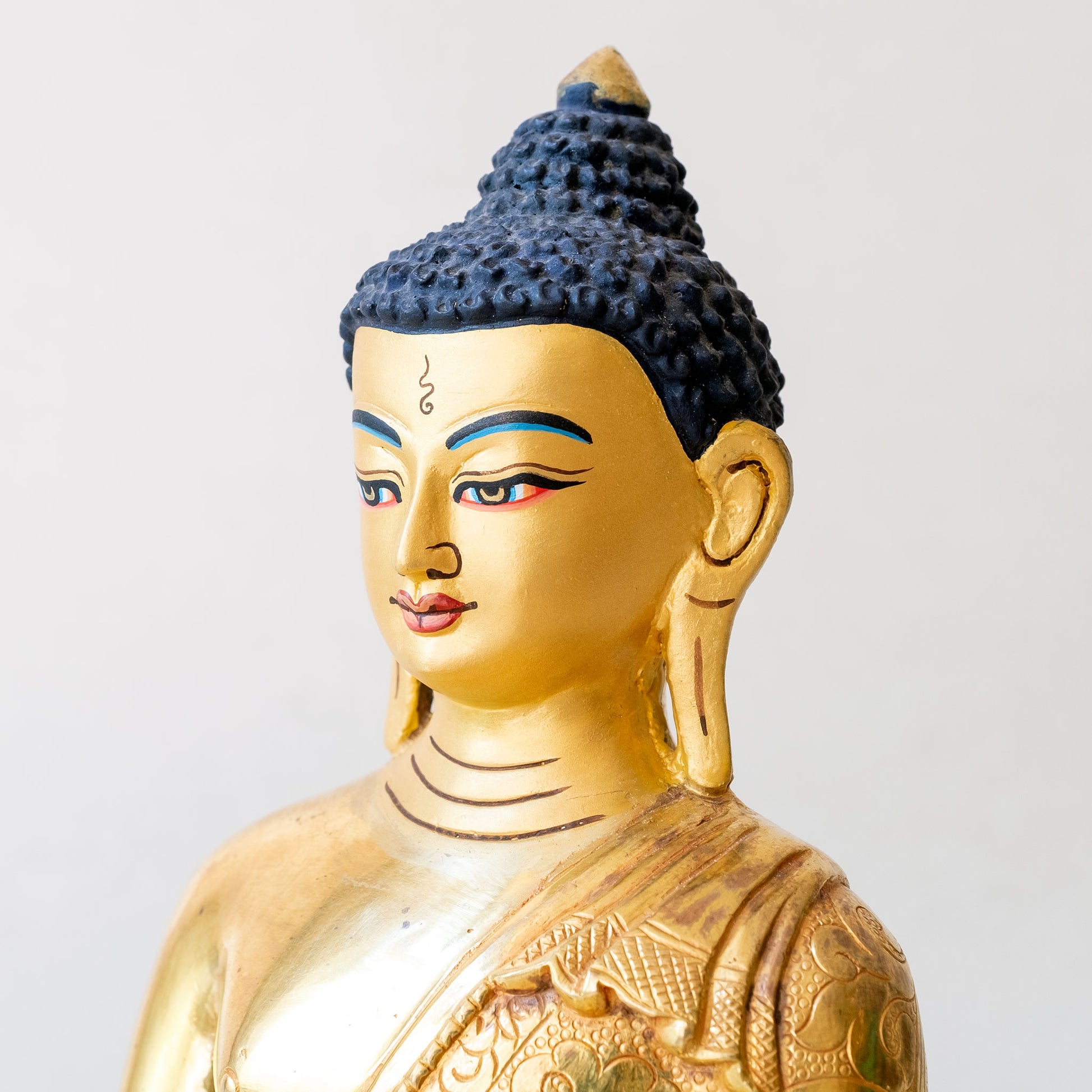 Detail, fein bemaltes Gesicht, Shakyamuni Buddha Figur. Handgefertigt. Feuervergoldet.