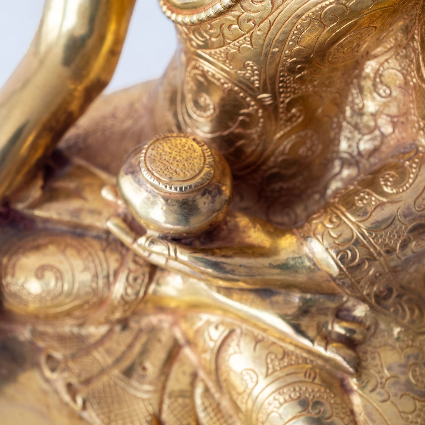 Detail, feine ziselierte Oberfläche, vergoldet, Shakyamuni Buddha Figur. Handgemacht. 