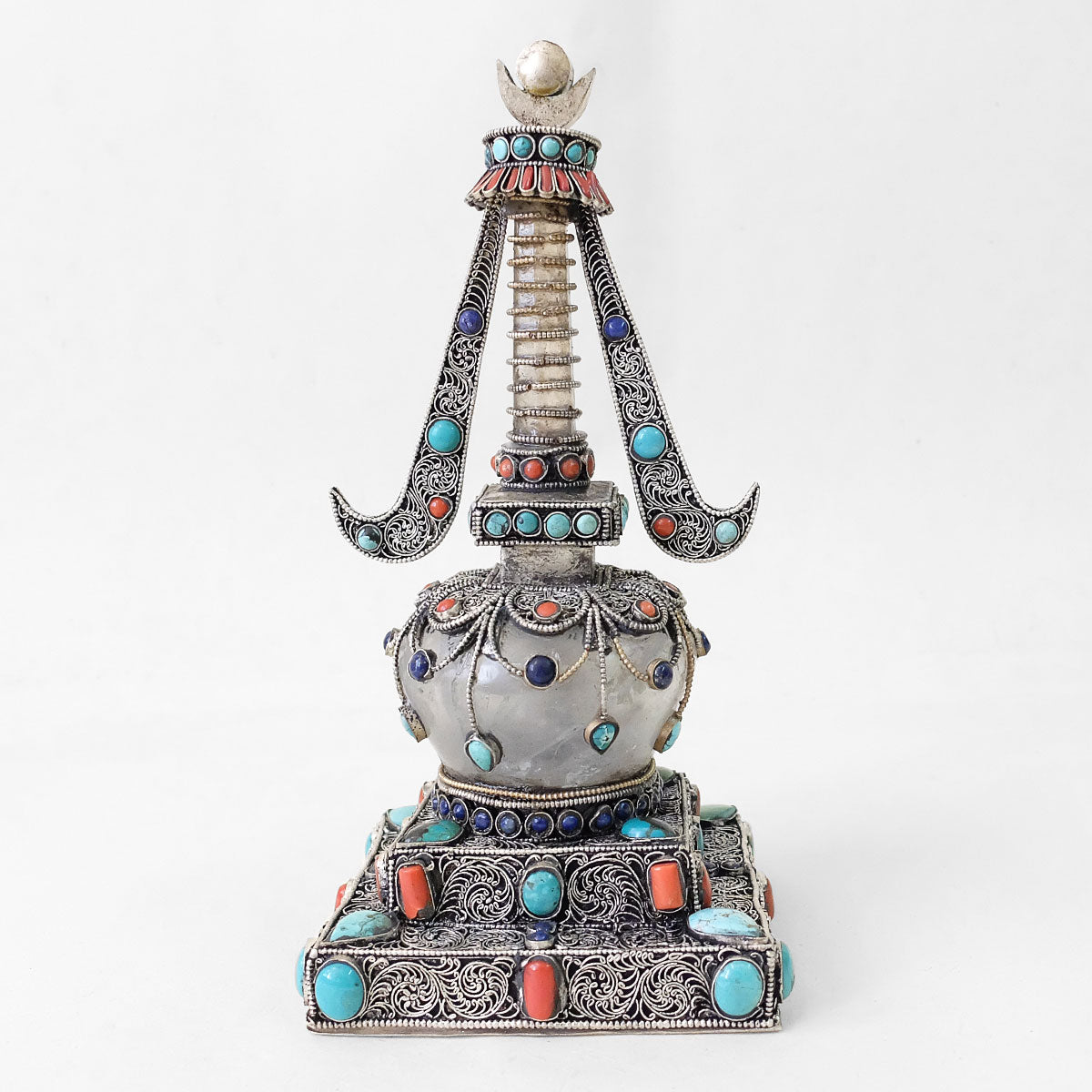 Rückansicht kleine Stupa aus Kristall und Kupfer. Mit Filigran verziert. Versilbert. Mit Koralle, Lapislazuli und Türkis besetzt.